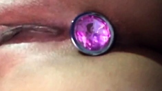 Latina juega y se calienta con su plug anal